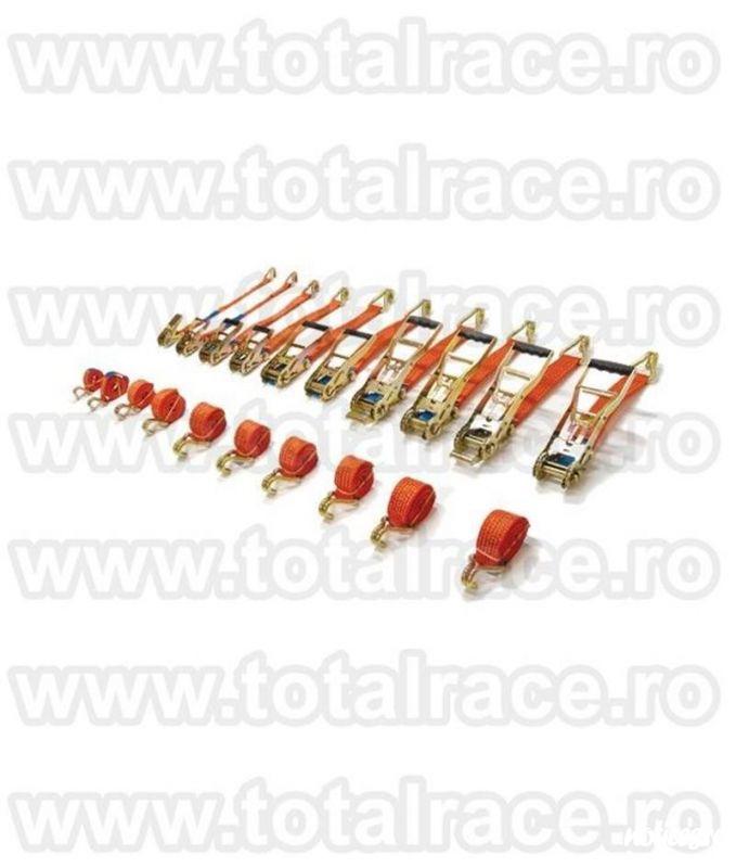 Total Race Romania va ofera uzual din stoc chingi de ancorare sistem 50A mm cu latime banda 50 mm , lungime 12 metri in conformitate cu EN 12195 – 2 , elongatie < 7 % cu clichet Stf 350 daN, din 2 parti , lungime 12 metri  , carlige tip gheara dublu , d