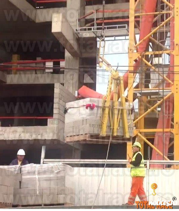 Total Race Romania comercializeaza din stoc dispozitive de ridicare cu furci de macara pentru transport si manevrat paleti de caramida, bca, dispozitive de ridicare cu  furci de macara cu lungime lame 1000 mm, dispozitive de ridicare cu  furci de macara c