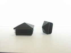 oferim capace din plastic pt. tevi de gard