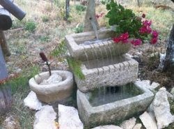 Decoratiuni piatra, ghivece piatra, fantani piatra, cascade, sculpturi, statui, pavaje, zidarii calcar natural de Naeni
