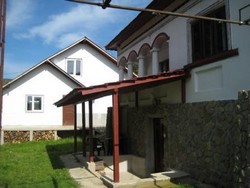 casa de vanzare + 2500 mp teren Casa cu 3 camere