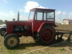 Vand 1 tractor U650 cu plug,transmisie perfecta,cutie viteza buna
