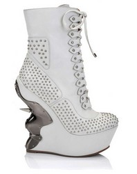 Botine albe inalte, cu toc metalic, unit de platforma, si capse metalice