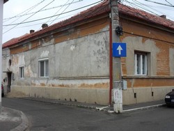 Casa CENTRAL dublu front stradal URGENT 43000