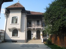Inchiriez vila, Mosilor