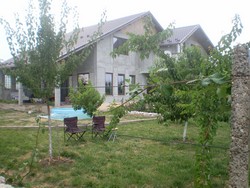 VILA BUZAU CU 0,5 ha LIVADA SI VIE