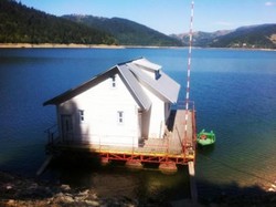 Vand Casa cu Ponton de acostare 90mp utili pe lacul BICAZ, Urgent