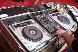 Vand echipament DJ, lumini DJ sau afacere DJ