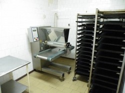 Vand fabrica dulciuri sau utilaje / celula afumare carne