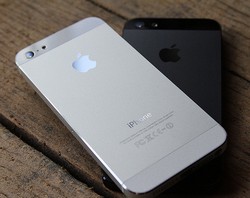 Vand iPhone 5 ALB SIGILAT liber 0765.45.46.44 NOU pret 519eur