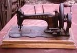 VAND 2 MASINI DE CUSUT MARCA SINGER SI NAUMANN